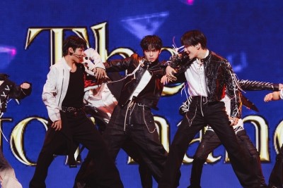 『マイナビ presents The Performance』 EVNNE×VERIVERY　パフォーマンスフォト EVNNE：ケイタ、パク・ハンビン、イ・ジョンヒョン、ムン・ジョンヒョン、パク・ジフ VERIVERY：ヨンスン、カンミン、ホヨン、ドンホン、ヨノ、ミンチャン、ケヒョン