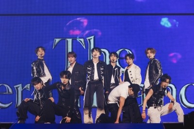 『マイナビ presents The Performance』 EVNNE×VERIVERY　パフォーマンスフォト EVNNE：ケイタ、パク・ハンビン、イ・ジョンヒョン、ムン・ジョンヒョン、パク・ジフ VERIVERY：ヨンスン、カンミン、ホヨン、ドンホン、ヨノ、ミンチャン、ケヒョン