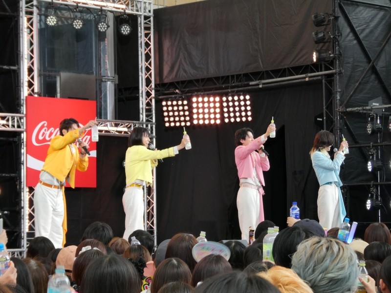 夏の恒例大型イベント『テレビ朝日・六本木ヒルズSUMMER FES』。そして毎年好評の『SUMMER FES 音楽LIVE』。「六本木ヒルズアリーナ特設ステージ」にアーティストが日替わりで登場します。 開幕初日は、純烈のリーダー酒井一圭がプロデュースする4人組グループ・モナキが昼・夜2公演登場!
