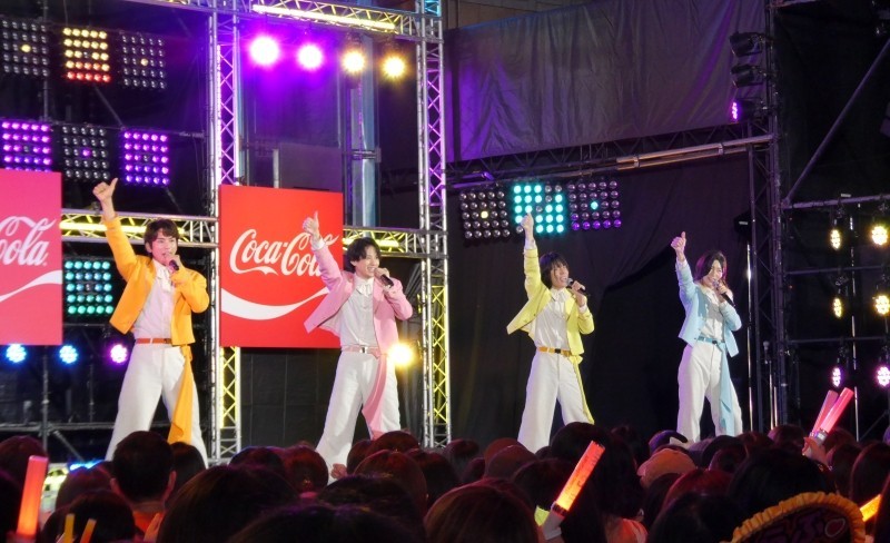 夏の恒例大型イベント『テレビ朝日・六本木ヒルズSUMMER FES』。そして毎年好評の『SUMMER FES 音楽LIVE』。「六本木ヒルズアリーナ特設ステージ」にアーティストが日替わりで登場します。 開幕初日は、純烈のリーダー酒井一圭がプロデュースする4人組グループ・モナキが昼・夜２公演登場！