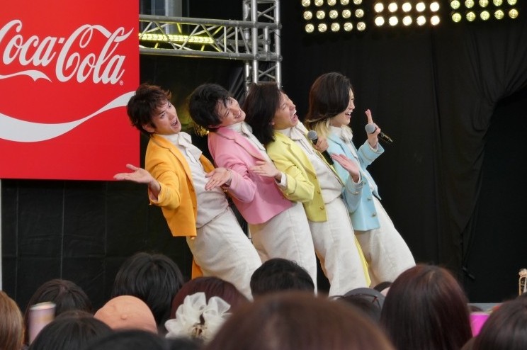 夏の恒例大型イベント『テレビ朝日・六本木ヒルズSUMMER FES』。そして毎年好評の『SUMMER FES 音楽LIVE』。「六本木ヒルズアリーナ特設ステージ」にアーティストが日替わりで登場します。 開幕初日は、純烈のリーダー酒井一圭がプロデュースする4人組グループ・モナキが昼・夜２公演登場！