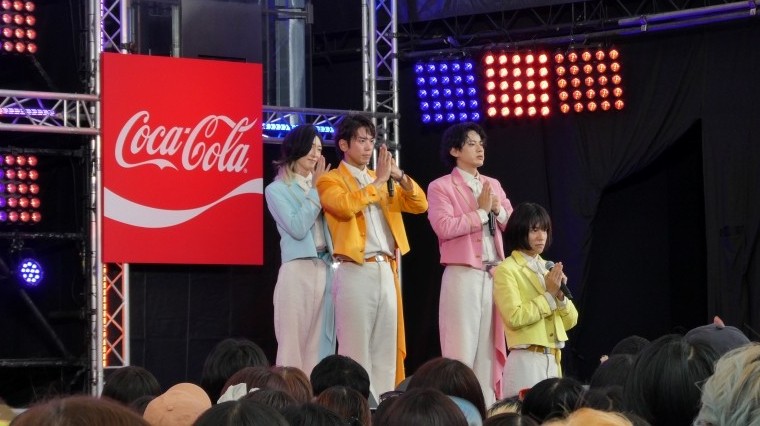 夏の恒例大型イベント『テレビ朝日・六本木ヒルズSUMMER FES』。そして毎年好評の『SUMMER FES 音楽LIVE』。「六本木ヒルズアリーナ特設ステージ」にアーティストが日替わりで登場します。 開幕初日は、純烈のリーダー酒井一圭がプロデュースする4人組グループ・モナキが昼・夜２公演登場！