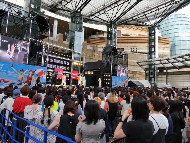 夏の恒例大型イベント『テレビ朝日・六本木ヒルズSUMMER FES』。そして毎年好評の『SUMMER FES 音楽LIVE』。「六本木ヒルズアリーナ特設ステージ」にて7月18日(土)~8月16日(日)の間、アーティストが日替わりで登場します。 開幕初日は、純烈のリーダー酒井一圭がプロデュースする4人組グループ・モナキが昼・夜2公演登場!